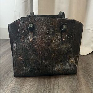 Kelly Wynne Carryall Tote in Lizard Print. Barely used- like new condition.